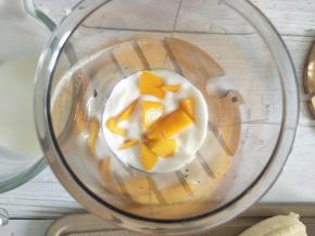 加入半个芒果。用搅拌棒成芒果奶昔。