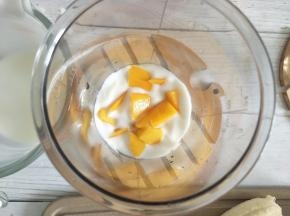 加入半个芒果。用搅拌棒成芒果奶昔。