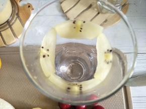 杯子中可以贴上好看的水果，今天用到的是奇异果。