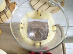 杯子中可以贴上好看的水果，今天用到的是奇异果。