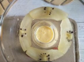 贴好后，倒入芒果奶。