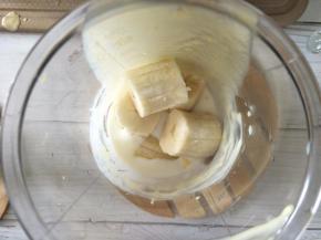 剩余的酸奶，加入香蕉。用搅拌棒打成香蕉奶昔。