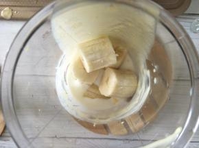 剩余的酸奶，加入香蕉。用搅拌棒打成香蕉奶昔。