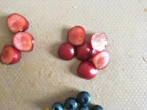 樱桃去核，和蓝莓一起加入杯中，再倒入香蕉奶昔