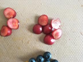 樱桃去核，和蓝莓一起加入杯中，再倒入香蕉奶昔