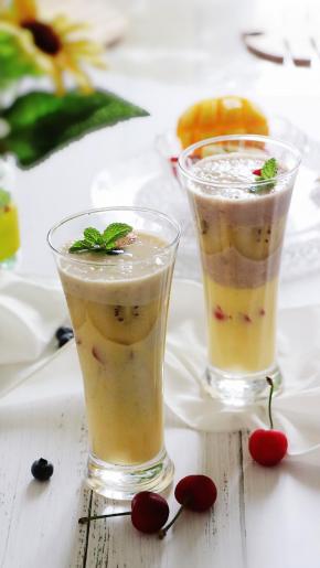 营养美味的水果酸奶奶昔就做好咯。