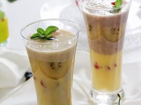 营养美味的水果酸奶奶昔就做好咯。