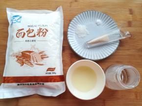 准备好做披萨面团的材料