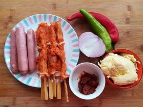 准备好披萨的肉类和蔬菜