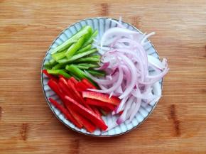 青椒切丝，红椒切丝，洋葱切丝