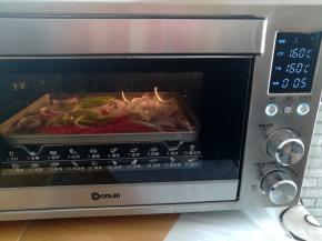 把步骤4中的蔬菜放烤箱中下层，上下火150度烤5分钟