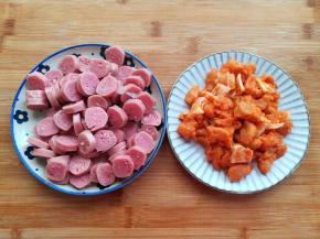 香肠切薄片，骨肉相连拆成小块，肉比较长的切小块