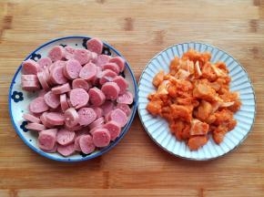香肠切薄片，骨肉相连拆成小块，肉比较长的切小块