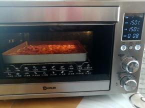 步骤6中的肉类放烤箱中下层，上下火150度烤8分钟