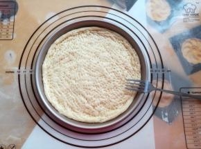 面团放入披萨盘中，用叉子戳出洞洞，防止烤的过程中面团鼓起