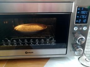披萨面团放入预热好的烤箱中下层，上火190度，下火175度烤10分钟