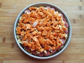 撒第二层的马苏里拉芝士碎，铺上骨肉相连