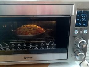 放入预热好的烤箱中下层，上火190度下火175度烤10分钟，因为材料都已经提前烤熟了，只需要把马苏里拉芝士碎烤融化就可以了