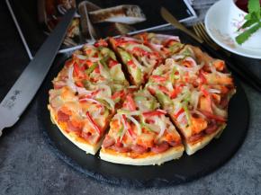 披萨出炉后切块趁热吃