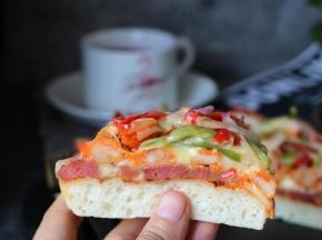 自己做的披萨，材料就是多