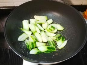 锅里放入油、蒜盐、切好的丝瓜翻炒