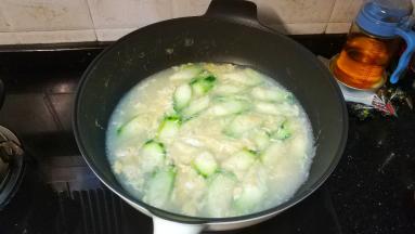 倒入煮通粉的水大火烧开，加入盐调味