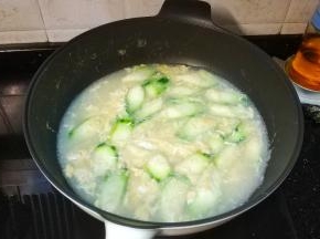 倒入煮通粉的水大火烧开，加入盐调味