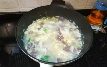 牛肉滑捏小粒放入汤里煮熟即关火