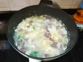 牛肉滑捏小粒放入汤里煮熟即关火