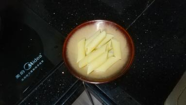 碗里放入煮好的通粉，再放上汤即可