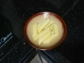 碗里放入煮好的通粉，再放上汤即可