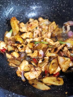 加入一小勺花雕酒，翻炒