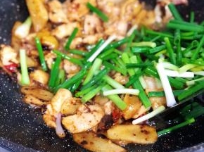 加入葱段，翻炒片刻，香喷喷的豆豉鸡就出炉喽……