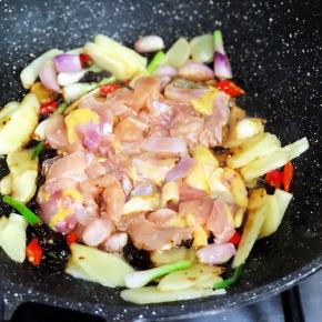 加入鸡胸肉片，翻炒