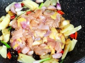 加入鸡胸肉片，翻炒