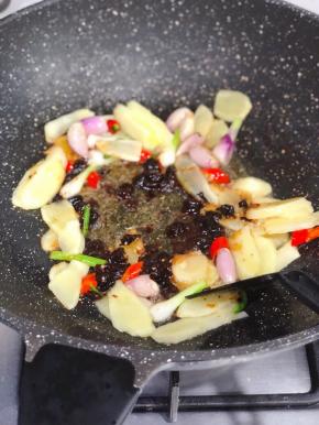 加入豆豉，翻炒
