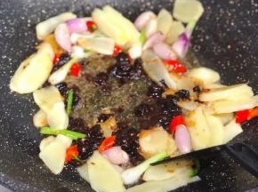 加入豆豉，翻炒