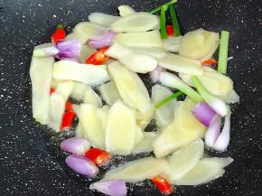 起油锅，放入辣椒米、葱头、子姜片爆炒