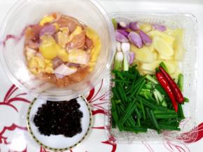 鸡胸肉切片，用适量蚝油生粉酱油拌匀，其他材料洗净切好备用。