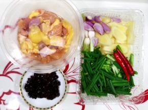鸡胸肉切片，用适量蚝油生粉酱油拌匀，其他材料洗净切好备用。