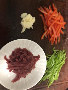 将所有的材料切成丝