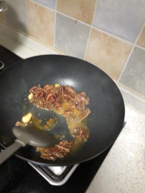 翻炒略微变白