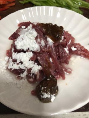 加入黄豆酱，淀粉、料酒。