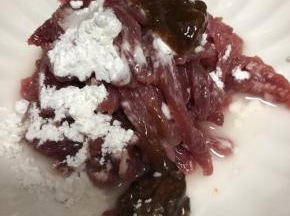 加入黄豆酱，淀粉、料酒。