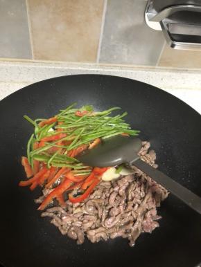 加入所有的红辣椒丝和青辣椒丝，撒适量的盐。