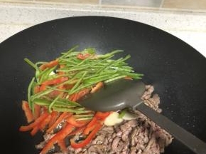 加入所有的红辣椒丝和青辣椒丝，撒适量的盐。