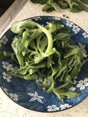 反复用矿泉水或纯净水洗干净