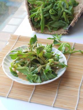 淋上调好的麻酱汁。