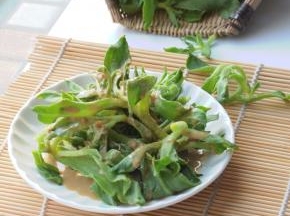 淋上调好的麻酱汁。
