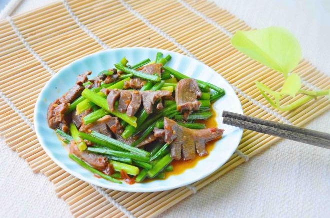 韭菜花炒鸡胗